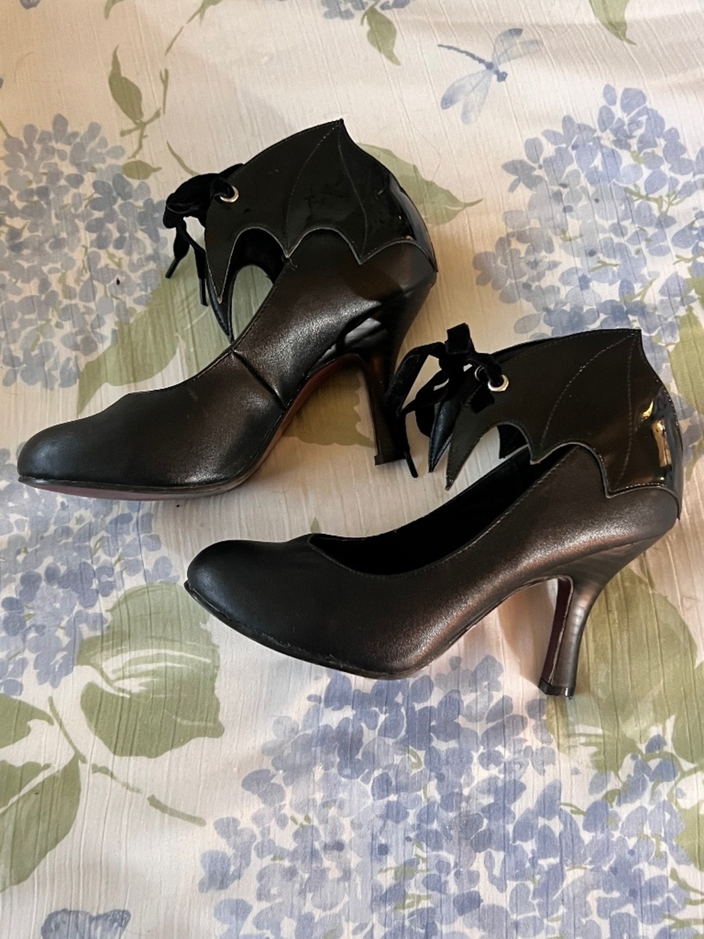 Bat wing vintage style heels